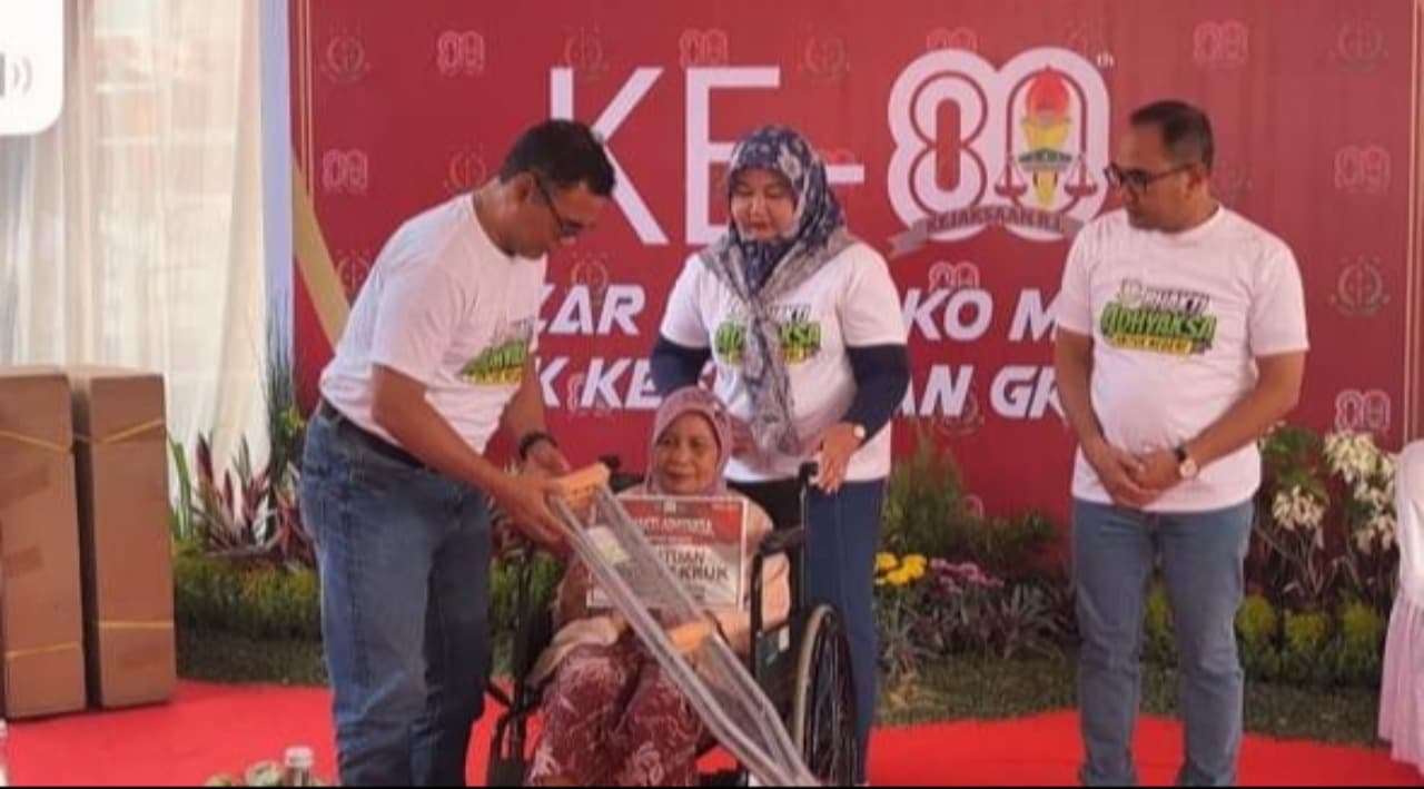Hari Lahir Kejaksaan, Kejari Kabupaten Mojokerto Serahkan Bantuan Kursi Roda dan Tongkat Kruk