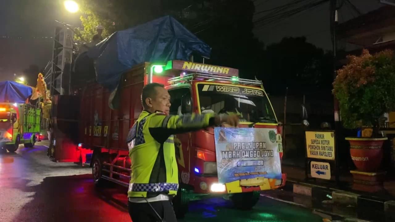 Tanpa Izin, Karnaval "Sound Horeg" di Blitar Dibubarkan Paksa Polisi