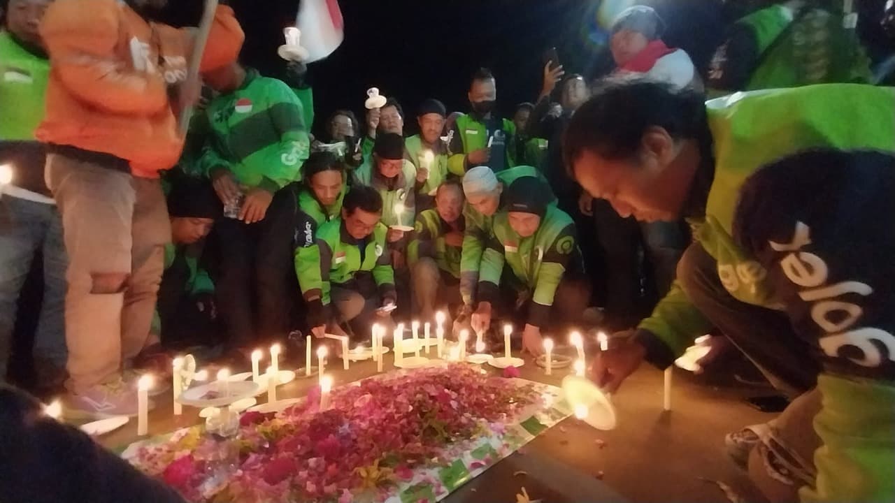 Ratusan Pengemudi Ojek Online di Banyuwangi Nyalakan Lilin dan Tabur Bunga