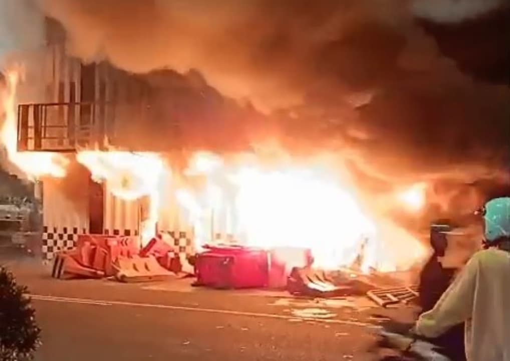 Demo Solidaritas Ojol di Surabaya Meluas, Pos Polisi Dirusak dan Dibakar