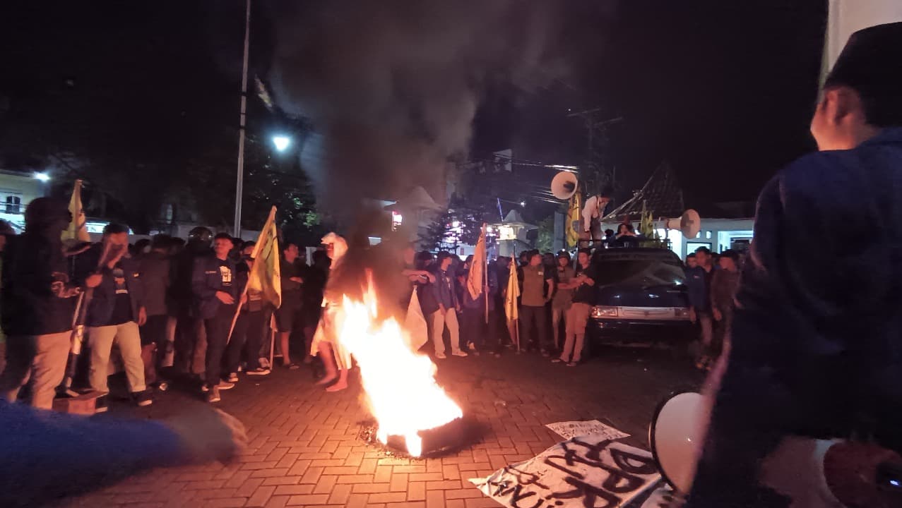 Bawa Sejumlah Tuntutan, Ratusan Massa Demo DPRD Pacitan