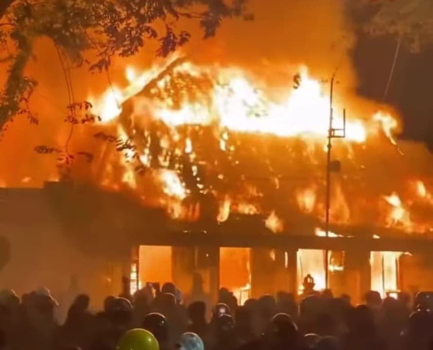 BREAKING NEWS! Gedung Negara Grahadi Dibakar Massa