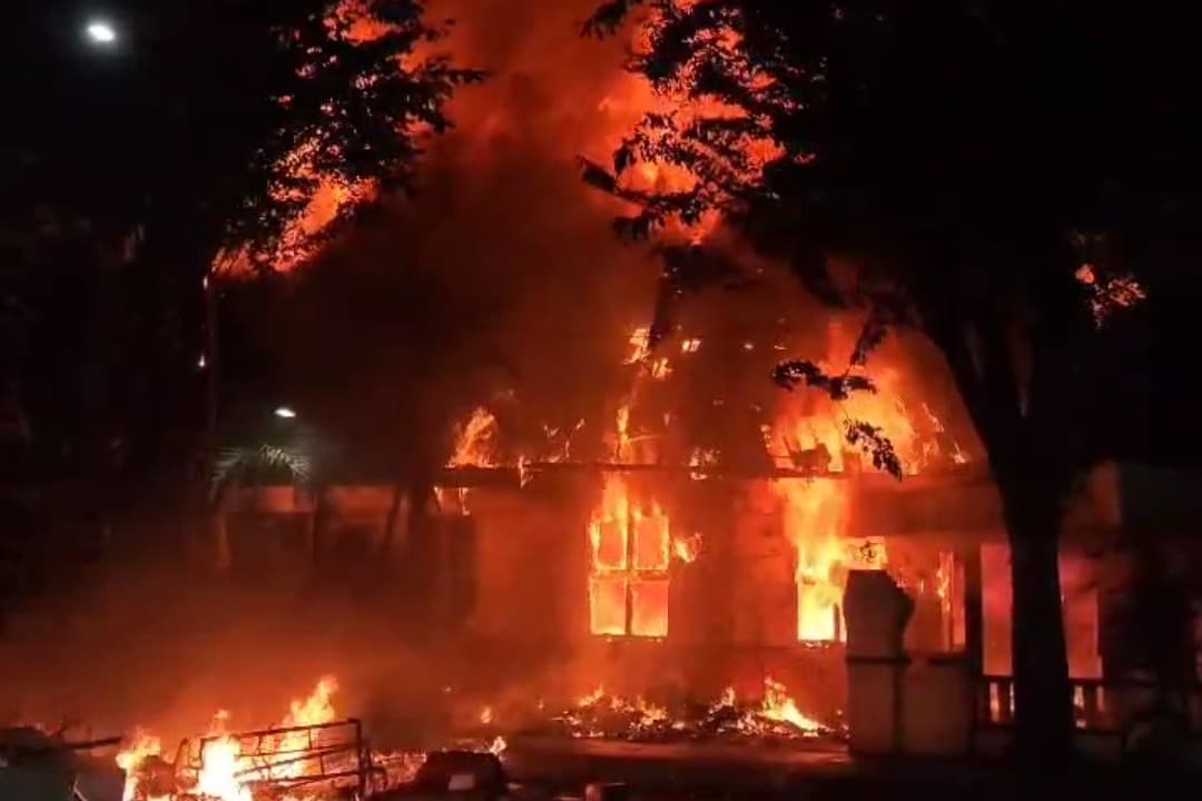 Seusai Grahadi, Massa Bakar Polsek Tegalsari Surabaya