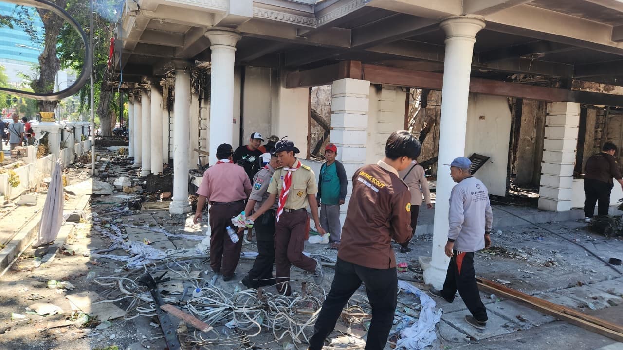 Pramuka Gotong Royong Bersihkan Gedung Grahadi Usai Dibakar Massa