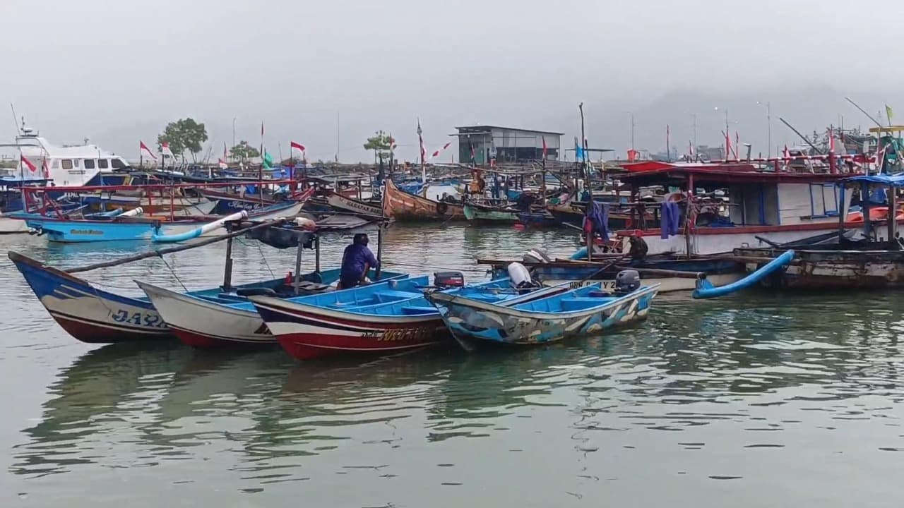 Cuaca Buruk, Nelayan Teluk Popoh Enggan Melaut, Harga Ikan Mulai Naik