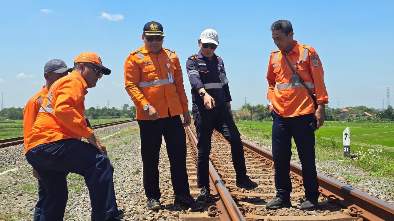 Cegah Gangguan Operasional, KAI Daop 7 Madiun Rutin Periksa Jalur Kereta