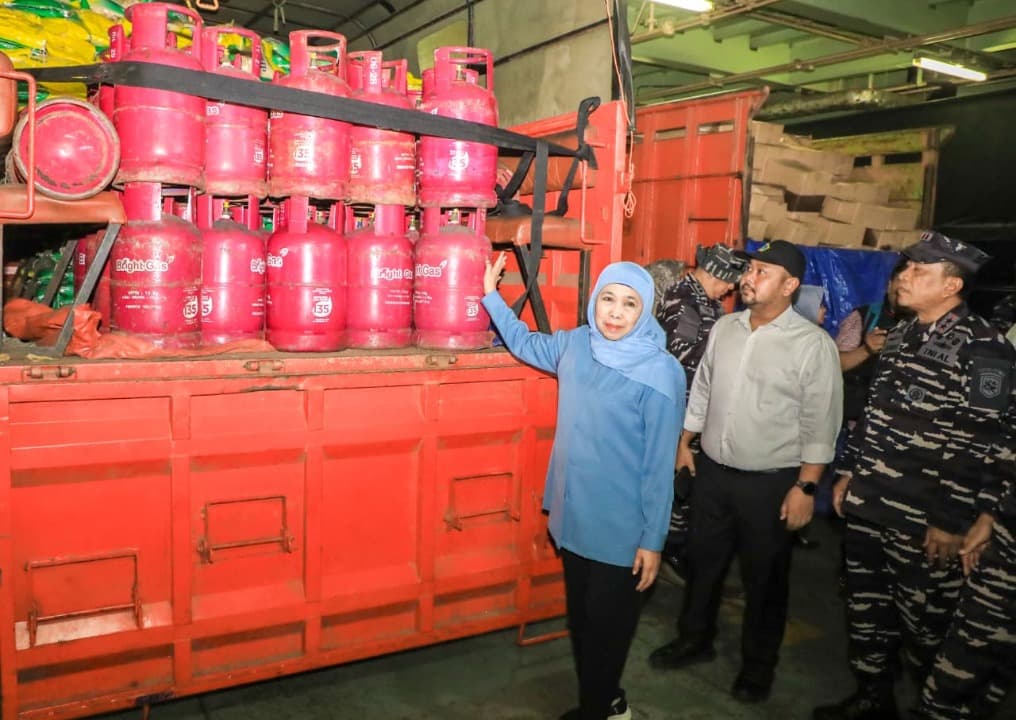 Harga Bahan Pokok Mahal, Gubernur Khofifah Kirimkan Bantuan Logistik ke Pulau Bawean