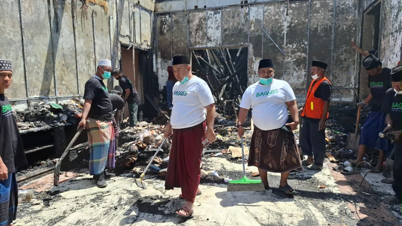 Relawan Baguss Jatim Gotong Royong Bersihkan Sisa Kebakaran Grahadi