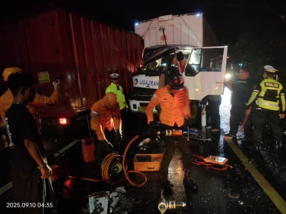 Truk Kontainer vs Truk Box di Banyuwangi, Sopir Kontainer Terjepit 3 Jam