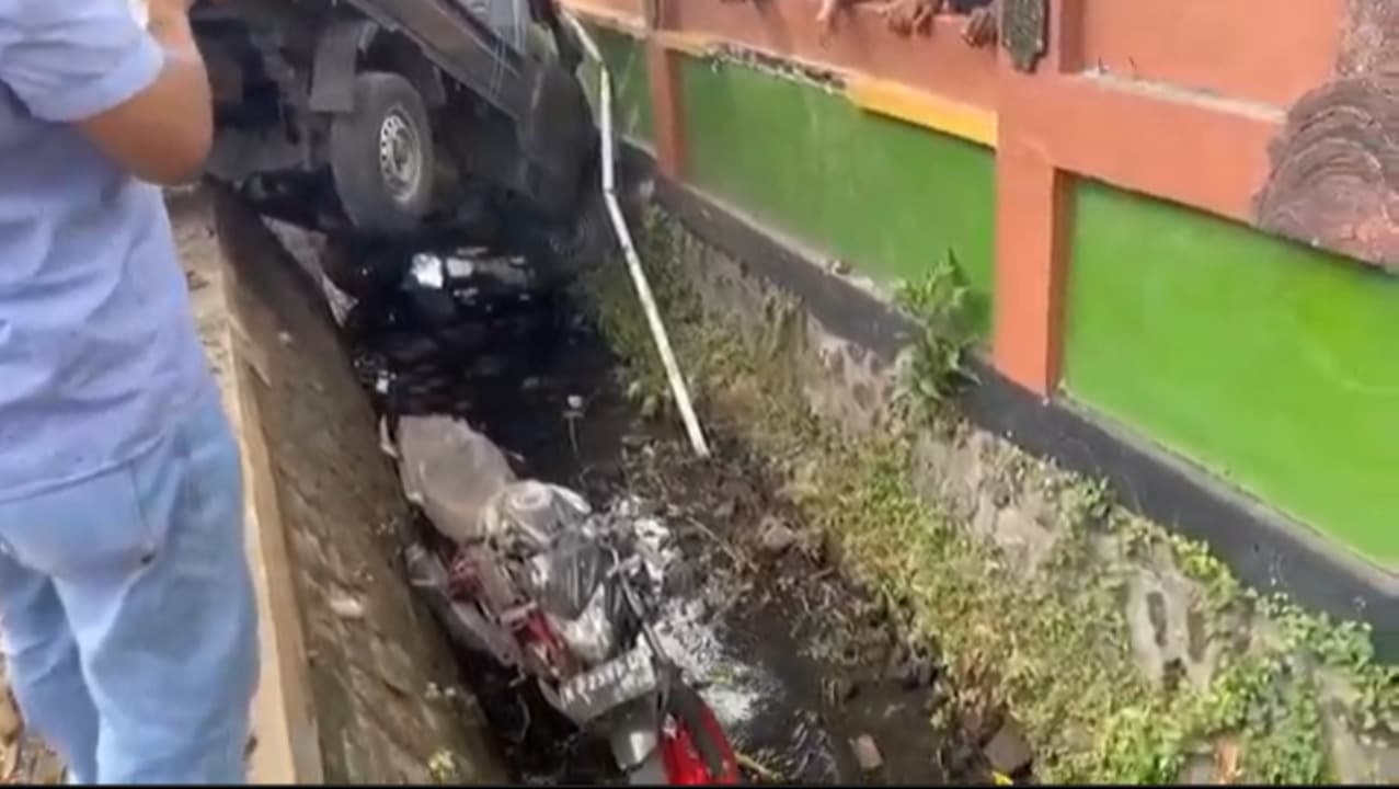 Hindari Pelajar Bersepeda, Pikap Tabrak Pemotor di Grati Pasuruan