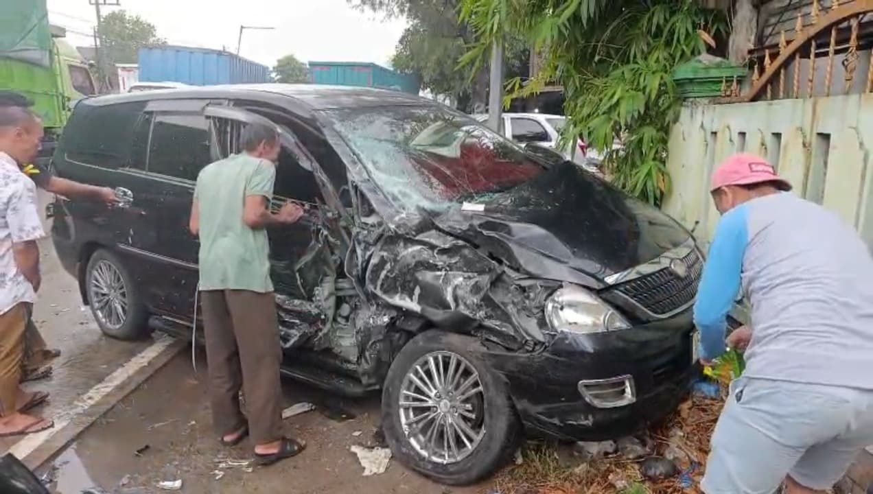 Diduga Sopir Mabuk, Truk Tabrak 3 Kendaraan dan Warung di Jombang