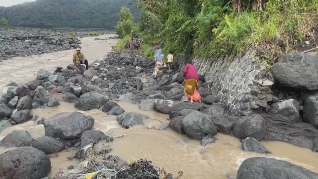 Aktivitas Lumpuh, Anak-Anak Tak Bisa Sekolah Akibat Jembatan Diterjang Banjir