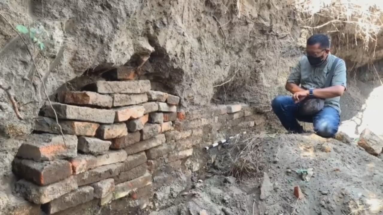 Mencangkul Ladang, Warga Kaget Temukan Batu Kuno Abad ke-14