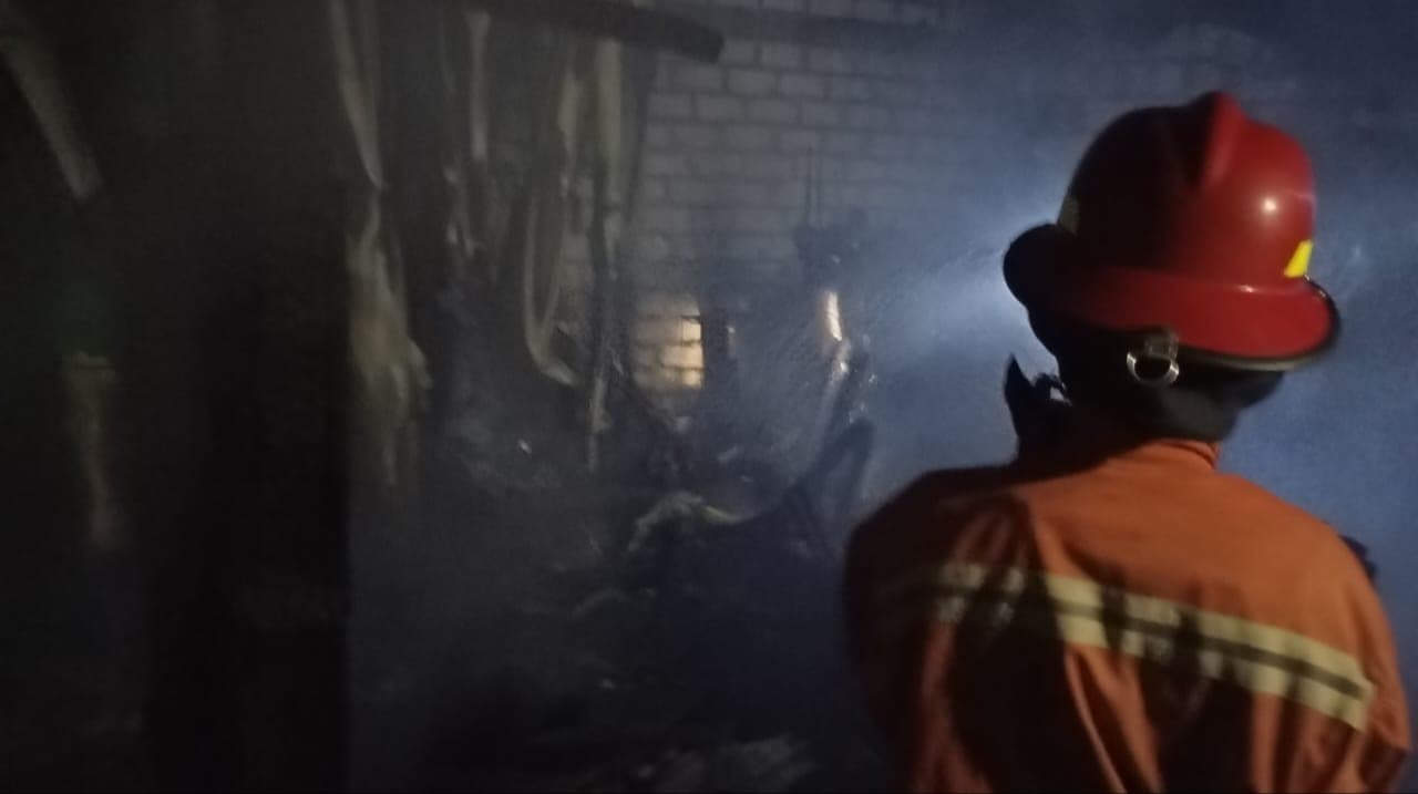 Lupa Padamkan Tungku Kayu Bakar, Rumah Lansia di Gresik Ludes Terbakar