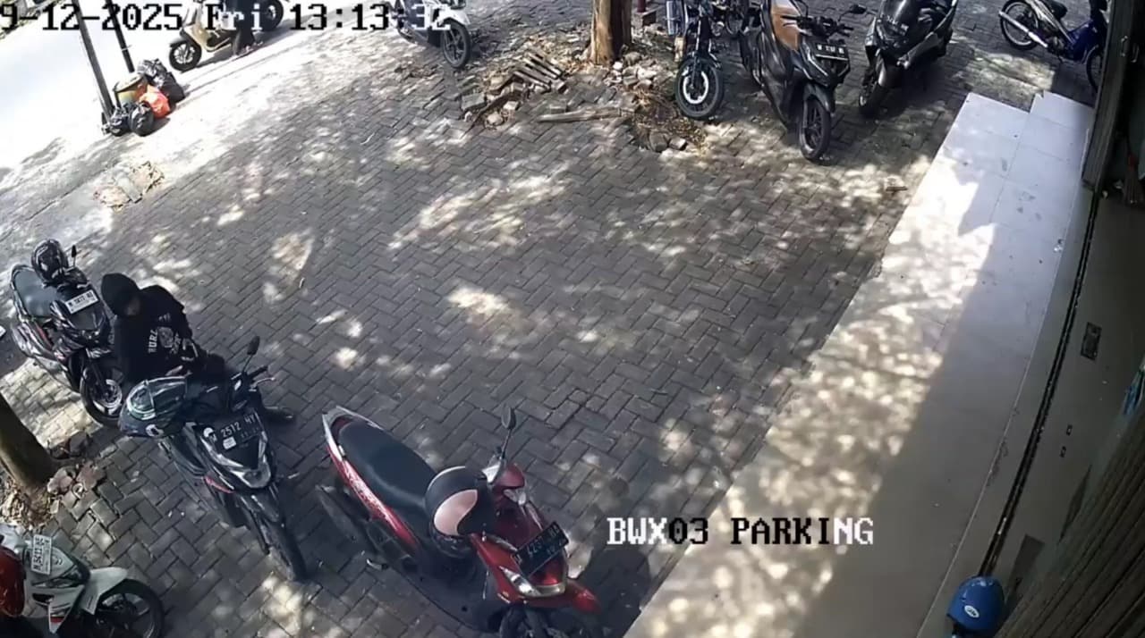 Motor Milik Kurir J&T Raib di Parkiran, Aksi Pelaku Terekam CCTV