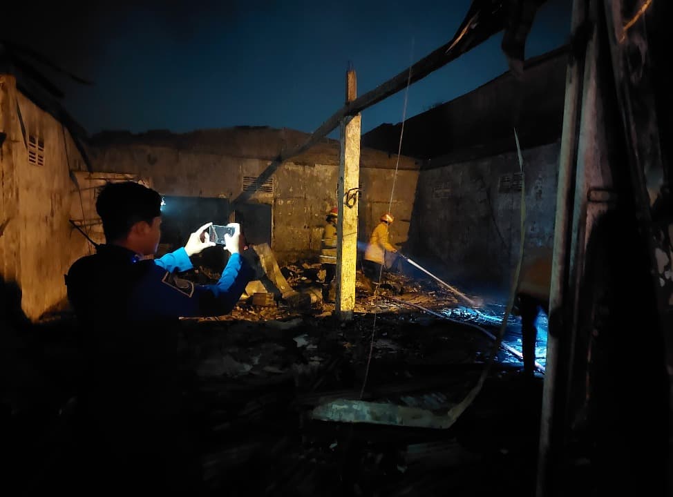 Korsleting Listrik, Rumah dan Toko di Bringkang Gresik Ludes Terbakar