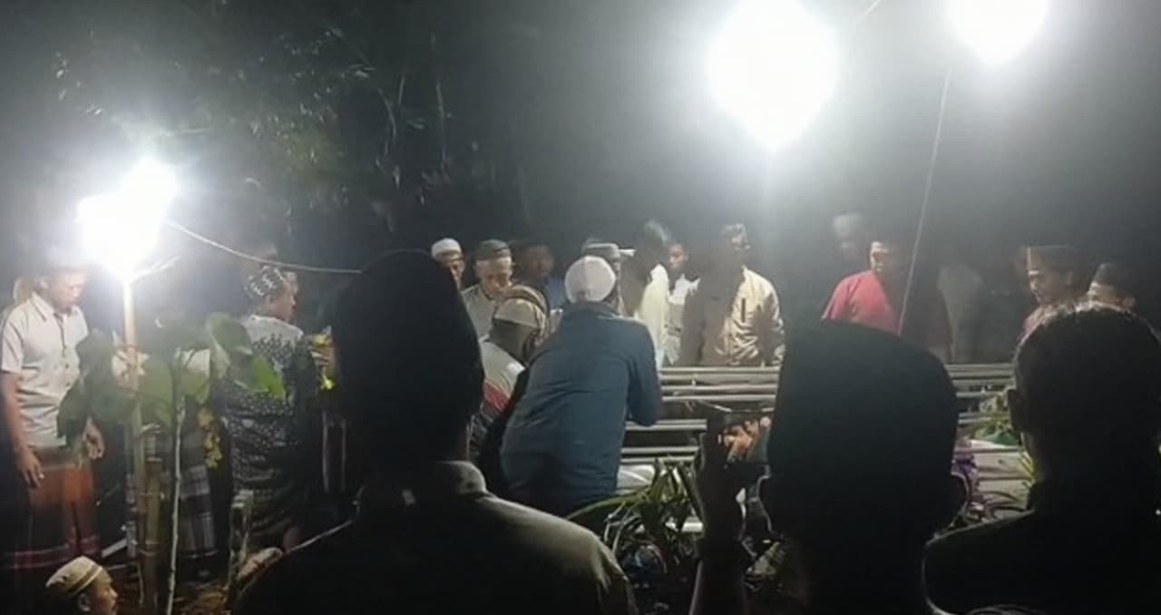 Satu Keluarga Korban Laka Bus Bromo Dimakamkan Berdampingan di Jember