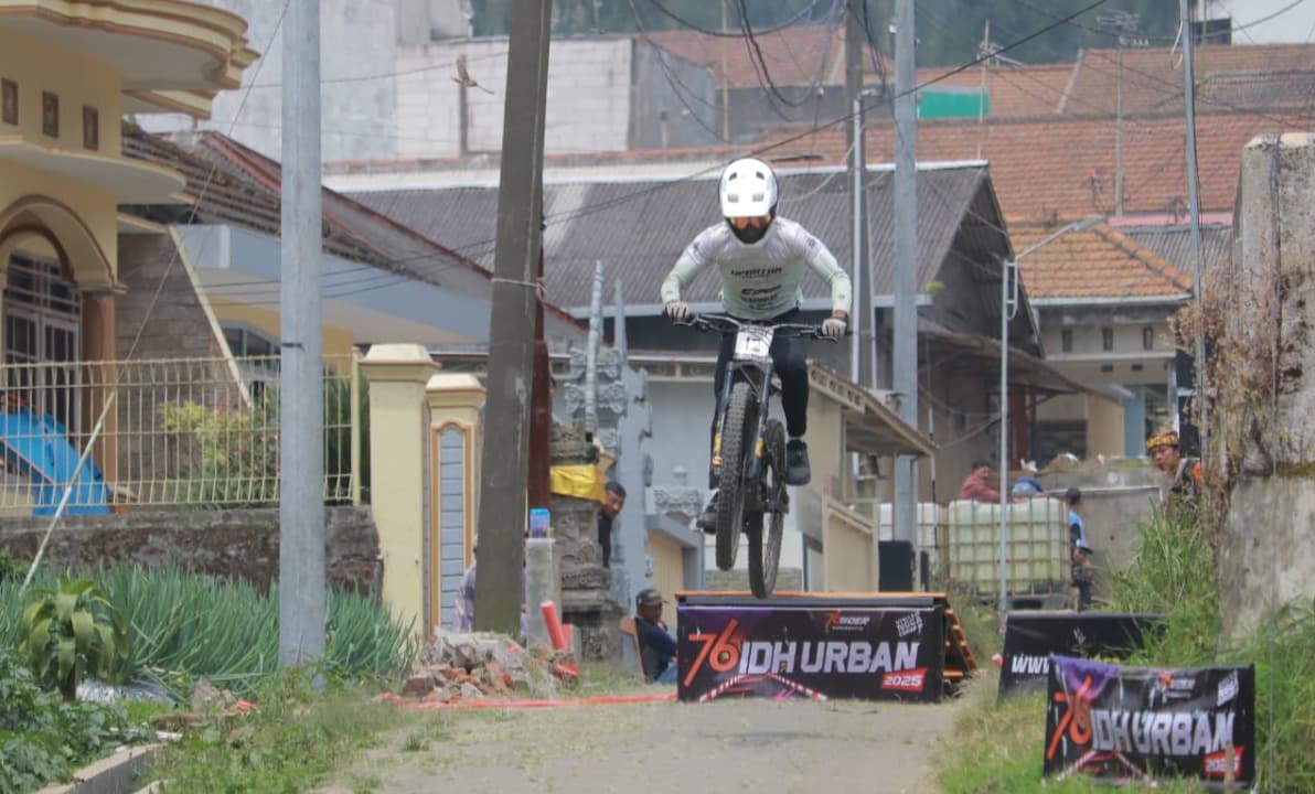Khoiful Mukhib Juarai 76 Indonesian Downhill URBAN 2025 di Pasuruan