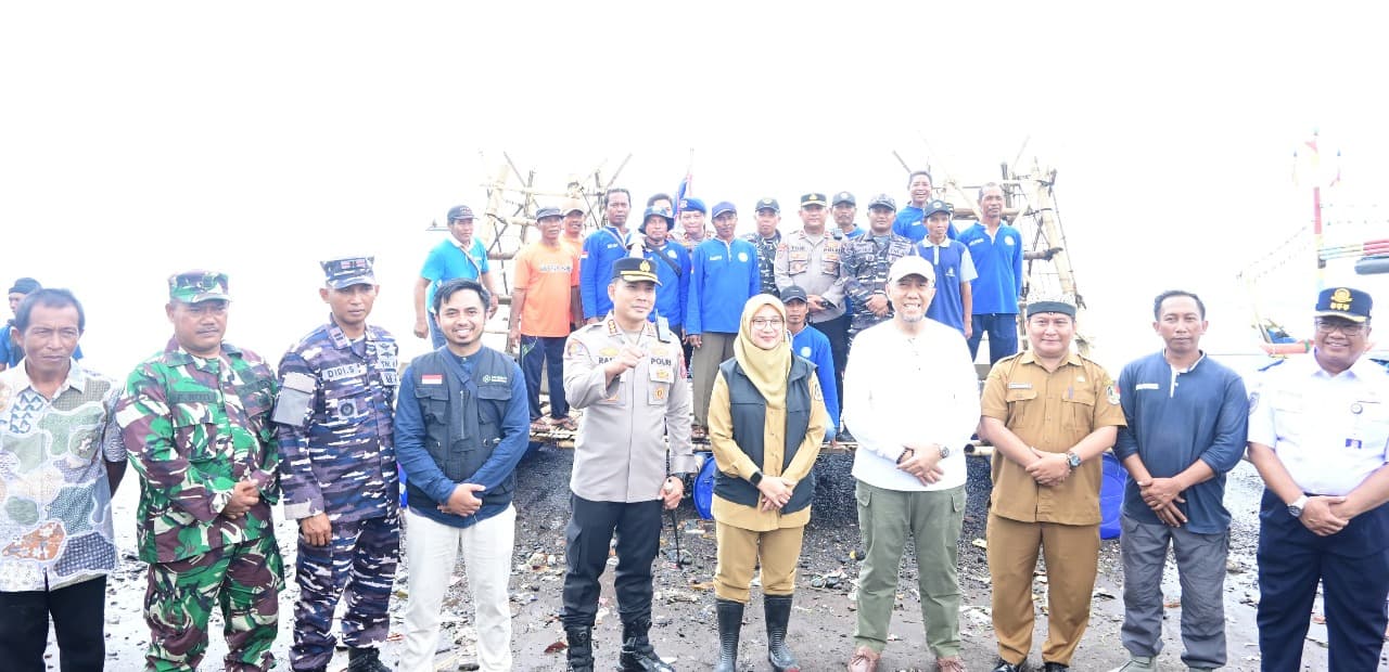 Jaga Ekosistem Laut Banyuwangi dan Sejahterakan Nelayan, Bupati Ipuk Tenggelamkan ‘Apartemen’ Ikan