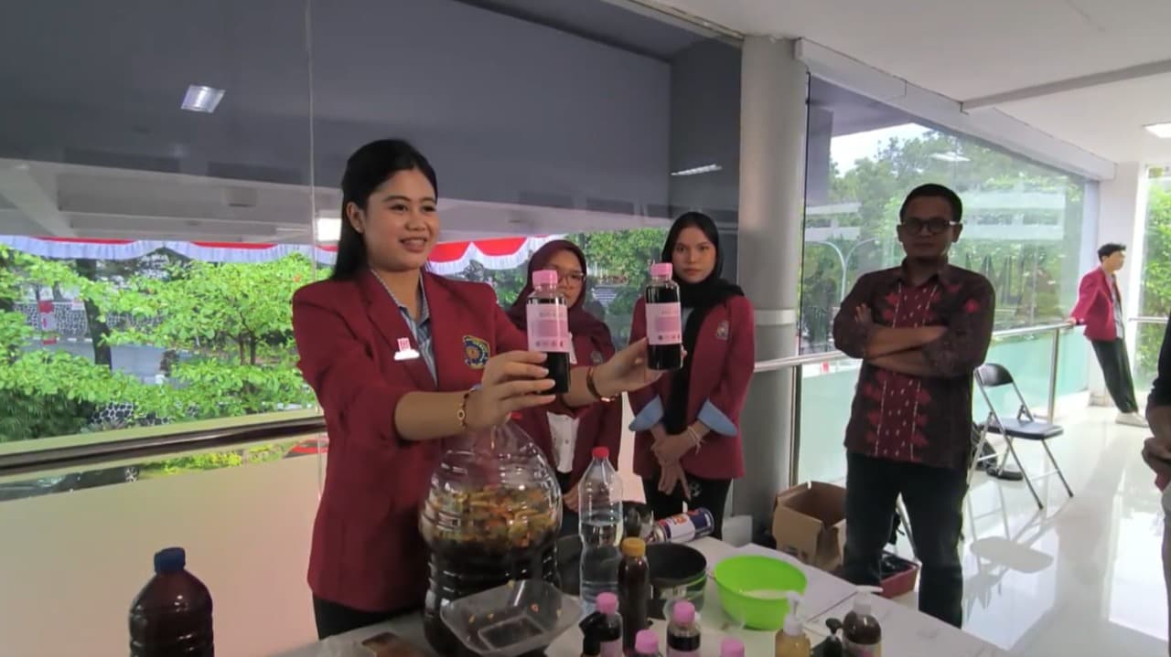 Mahasiswa UMM Sulap Limbah Buah Jadi Eco Enzim