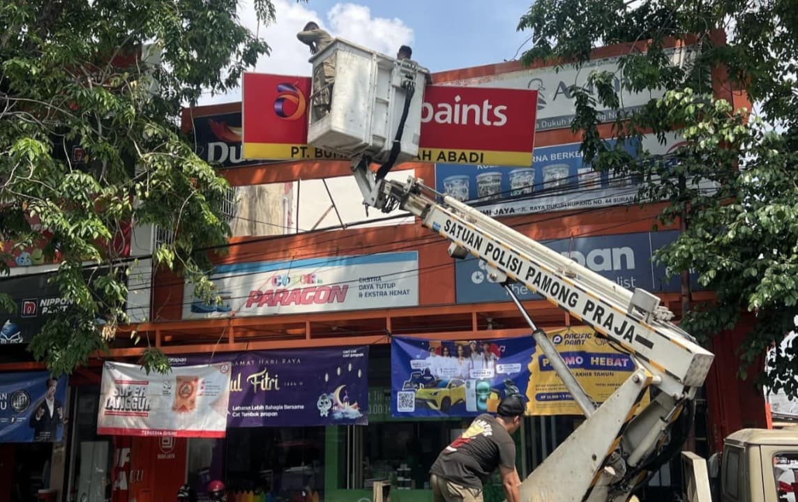 Pemkot Surabaya Tertibkan Ratusan Reklame Ilegal untuk Optimalkan PAD