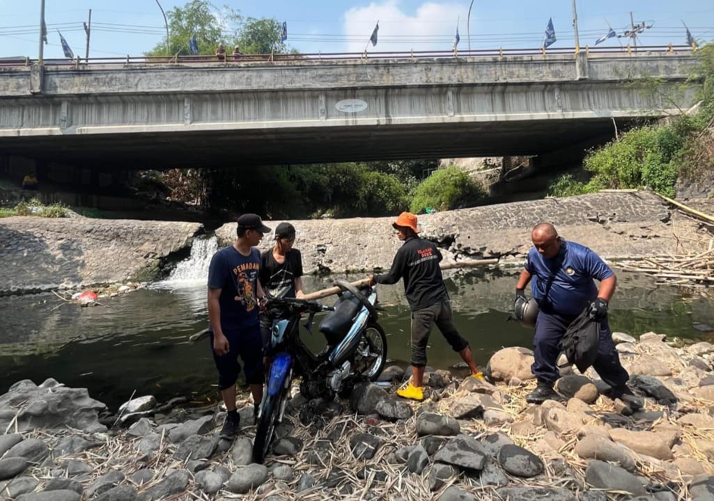 Diduga Mengantuk, Pemotor Jupiter Terjun ke Sungai Bangsal Mojokerto