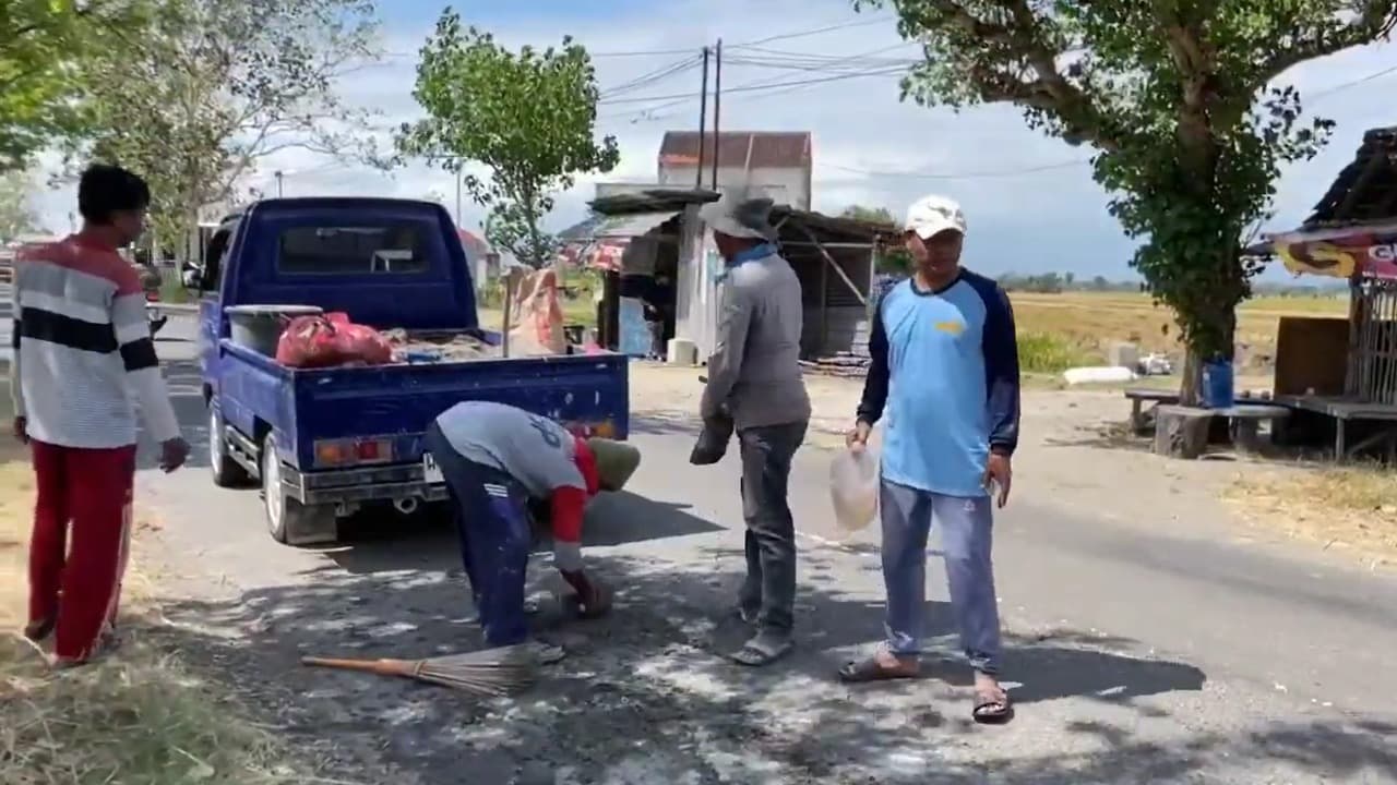 Tak Kunjung Diperbaiki, Warga Ponorogo Swadaya Tambal Jalan Antar Kabupaten