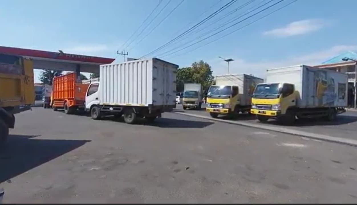 Solar Langka di Magetan, Sopir Truk Mengeluh Antre Berjam-jam