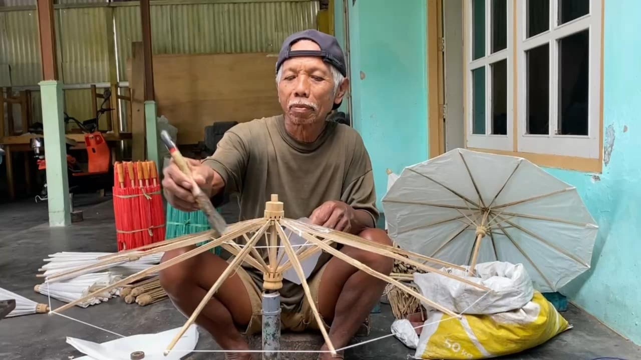 Kakek 70 Tahun Tetap Bersemangat Jadi Pengrajin Payung Kertas Terakhir di Blitar