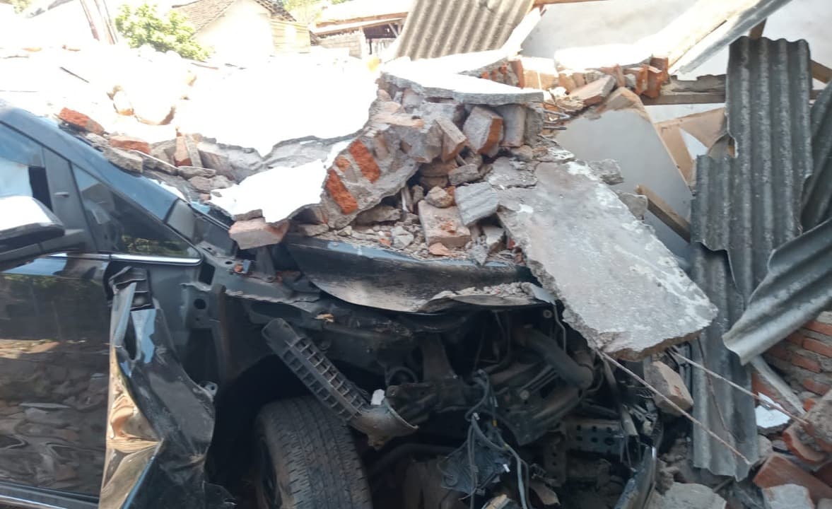 Mobil Innova Tabrak Ruko di Banyuwangi, Pengemudi Luka-Luka