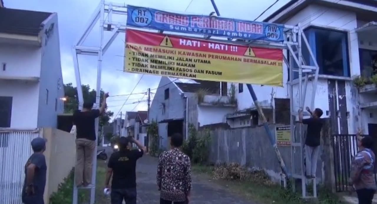 Akses Jalan Sempit, Warga Perumahan di Jember Gelar Aksi Jual Rumah