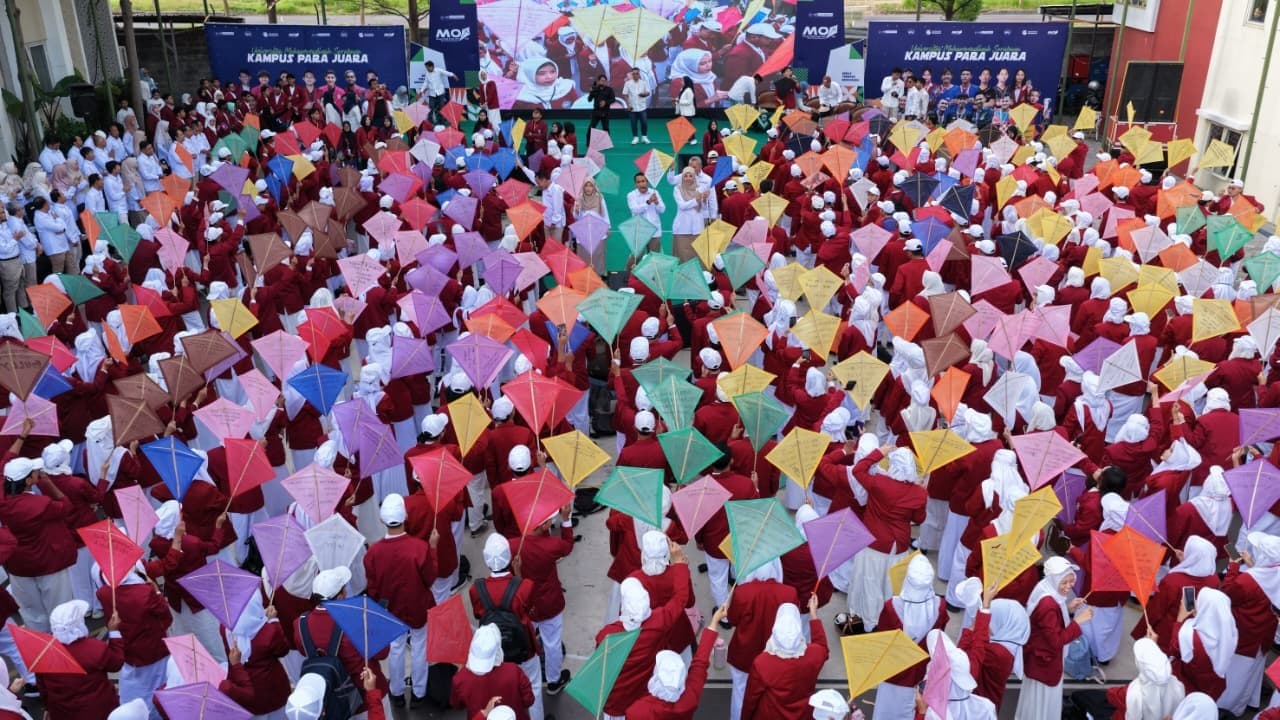 Ribuan Gen-Z Mahasiswa Baru UMSurabaya Gaungkan Simbol Kebebasan Lewat Layang-Layang