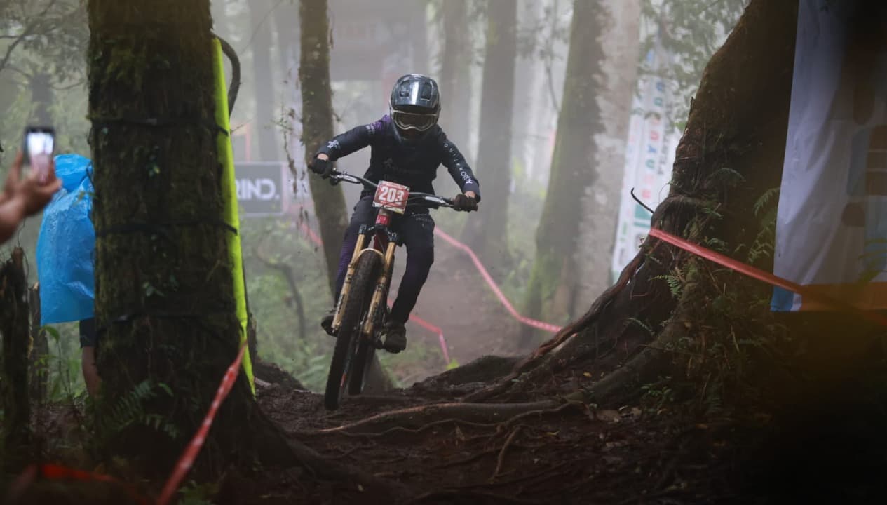 Jadi Agenda Resmi UCI, Ratusan Pembalap dari 7 Negara Adu Nyali di Trek Ekstrem Banyuwangi Ijen Geopark Downhill