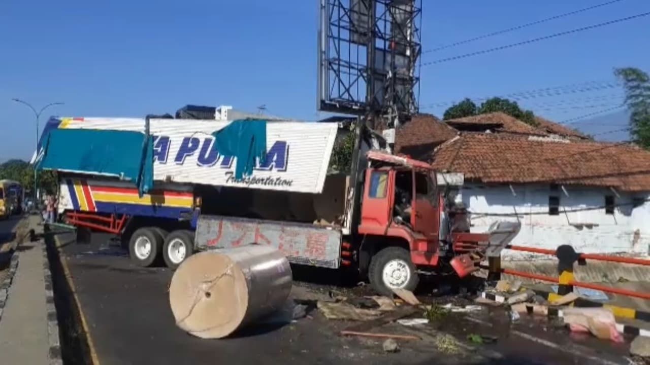 Truk Wingbox Tabrak Dua Kendaraan dan Teras Rumah di Purwosari, Sopir Tewas