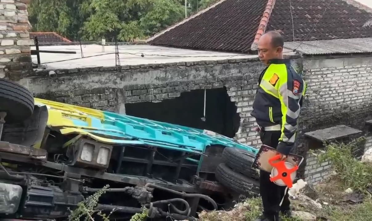 Dump Truk Bermuatan Pasir Timpa Rumah di Bangkalan, Dua Anak Tewas Tertimpa Reruntuhan