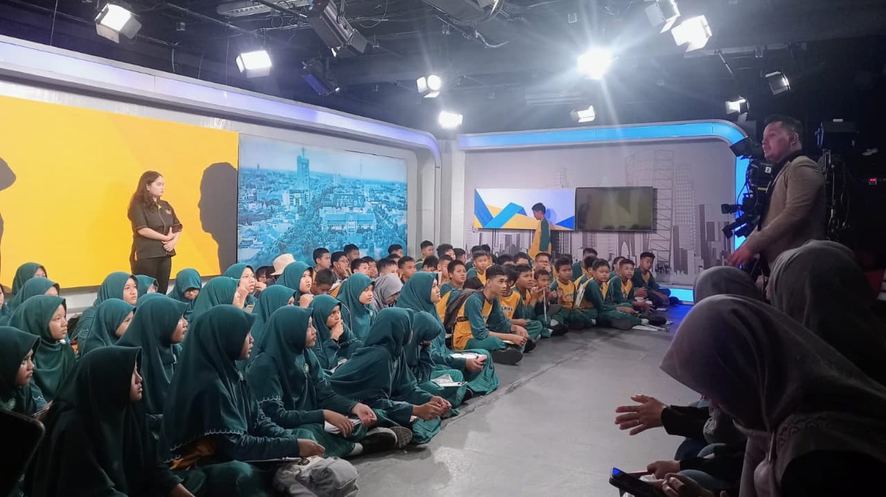 SMP Al Ikhlas Lumajang Eksplorasi Dunia Penyiaran Lewat Kunjungan ke JTV Surabaya