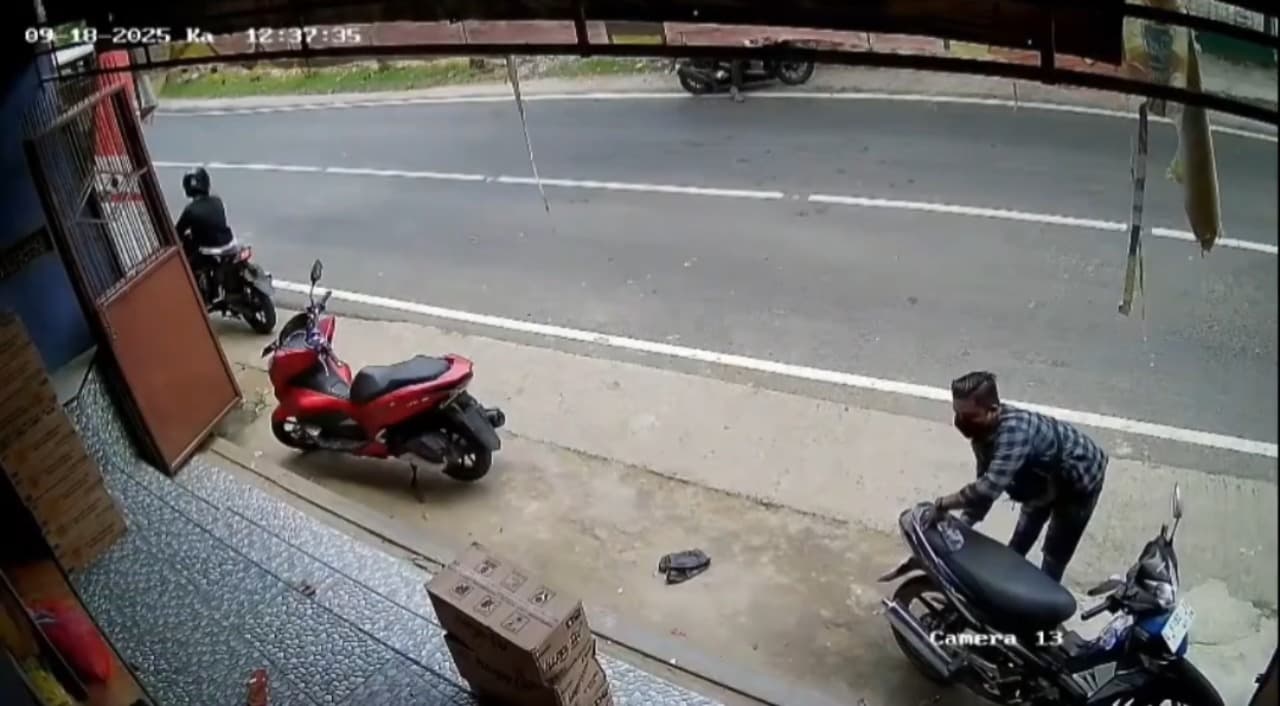 Uang Rp50 Juta Dibobol dari Jok Motor di Sampang, Aksi Pelaku Terekam CCTV