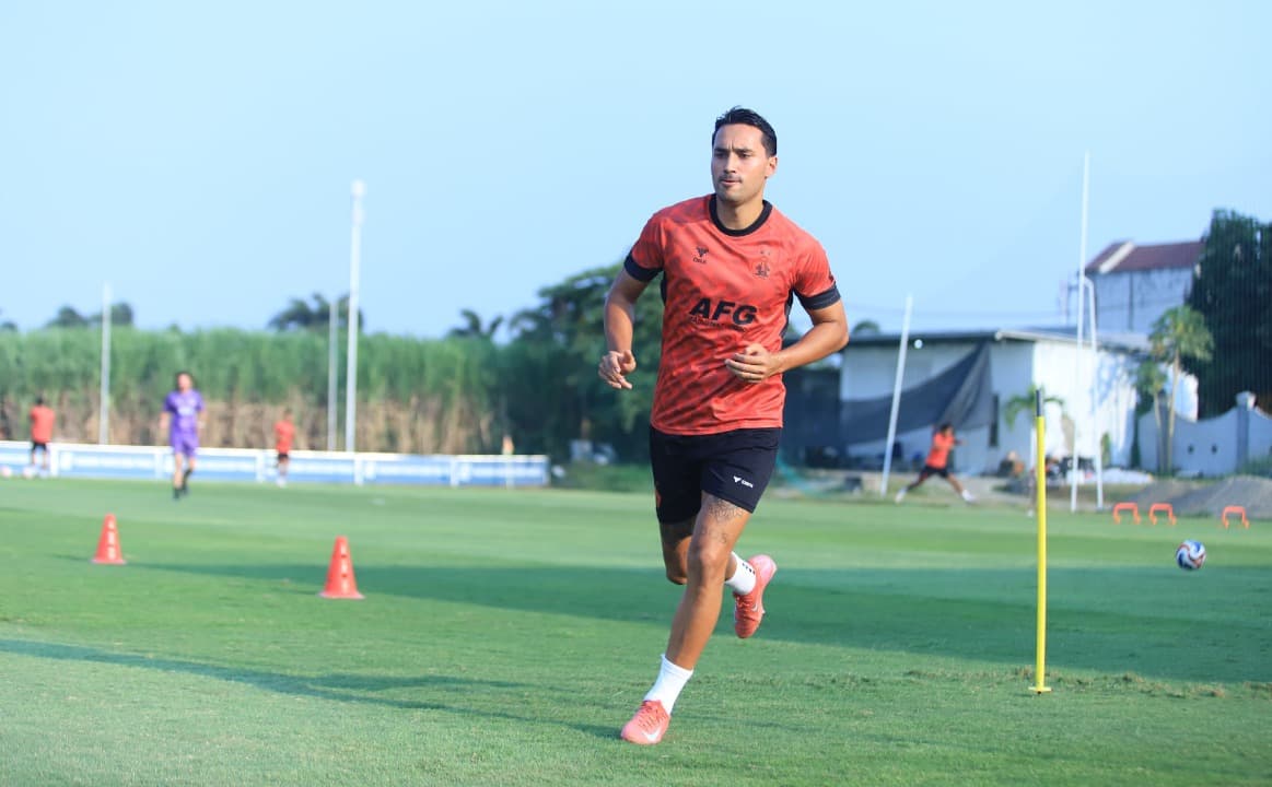 Ezra Walian Terpilih Jadi Pemain Terbaik dalam Duel Persijap vs Persik