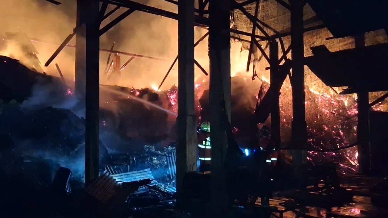 Kebakaran Hanguskan Gudang Gula Merah di Tulungagung, Kerugian Capai Rp70 Juta