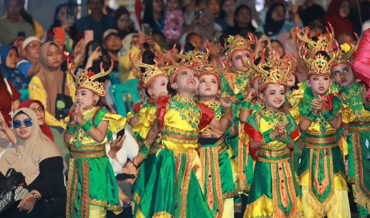 Ditutup dengan Pelepasan 1.000 Lampion, Kaliploso Hartimoon Carnival 2025 di Banyuwangi Berlangsung Meriah