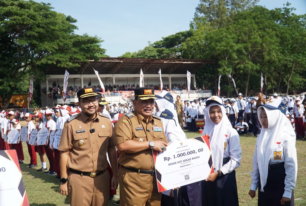 Kang Marhaen – Mas Handy Salurkan Beasiswa, Pemerintah Nganjuk Gelar Apel Akbar Murid Berprestasi