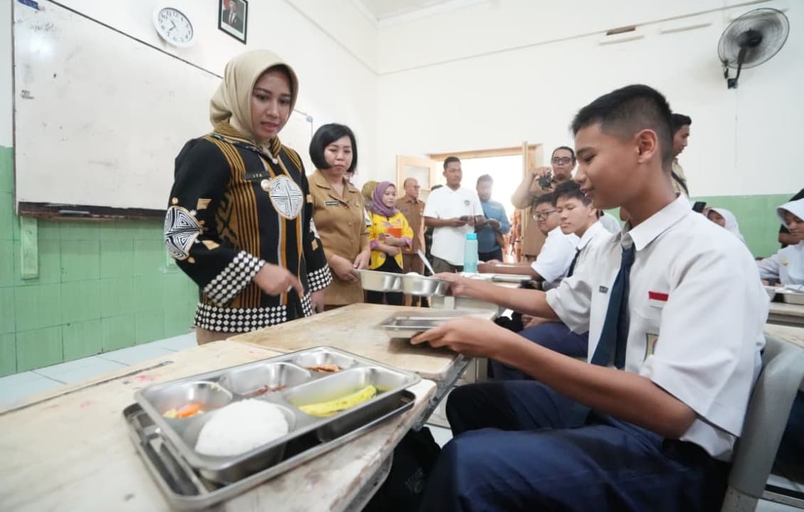 Wali Kota Mojokerto Pantau Distribusi MBG, Pastikan Menu Fresh dan Sehat