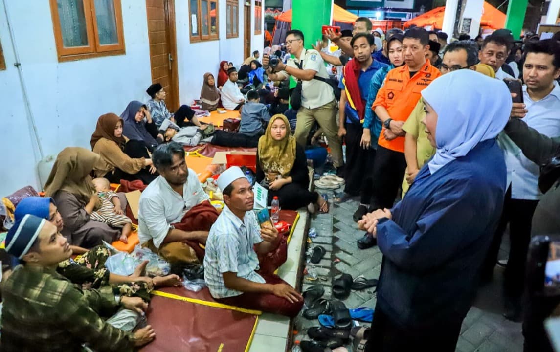 Khofifah Pastikan Pemprov Jatim Tanggung Biaya Korban di Ponpes Al-Khoziny Sidoarjo