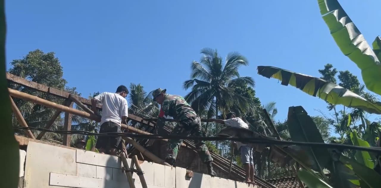 Babinsa dan Warga Renovasi Rumah Lansia di Lumajang