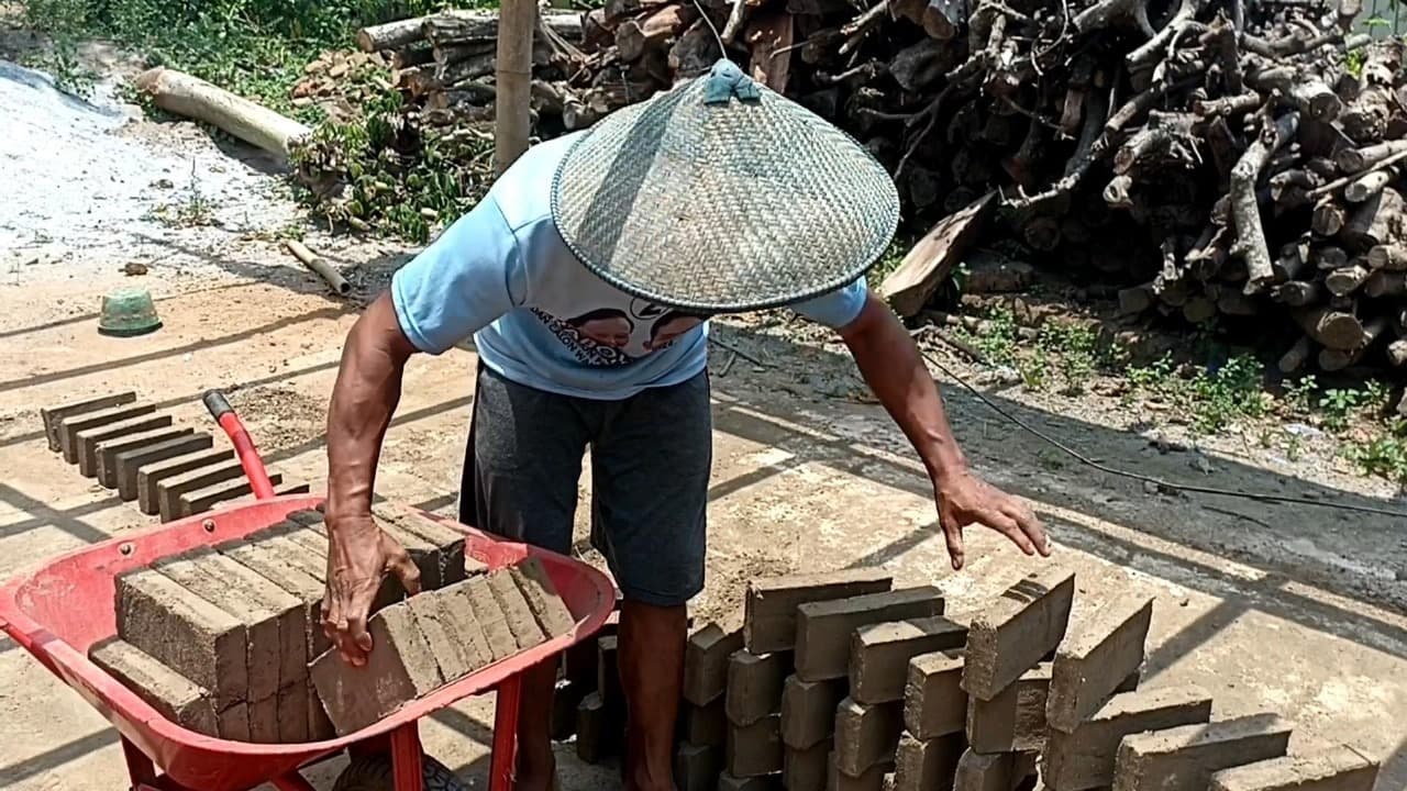 Pengrajin Bata Merah Blitar Terjepit, Pasarnya Tergerus Maraknya Bata Ringan