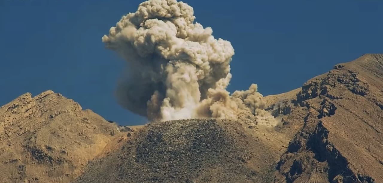 Gunung Semeru Erupsi, Kolom Abu Capai 700 Meter ke Arah Barat Daya