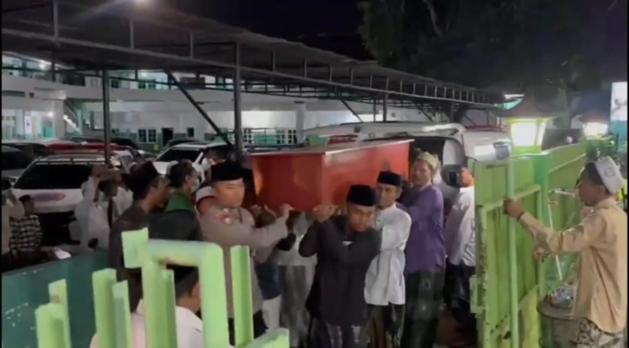 Jenazah Lima Santri Korban Musala Ponpes Al Khoziny Tiba dan Dimakamkan di Bangkalan