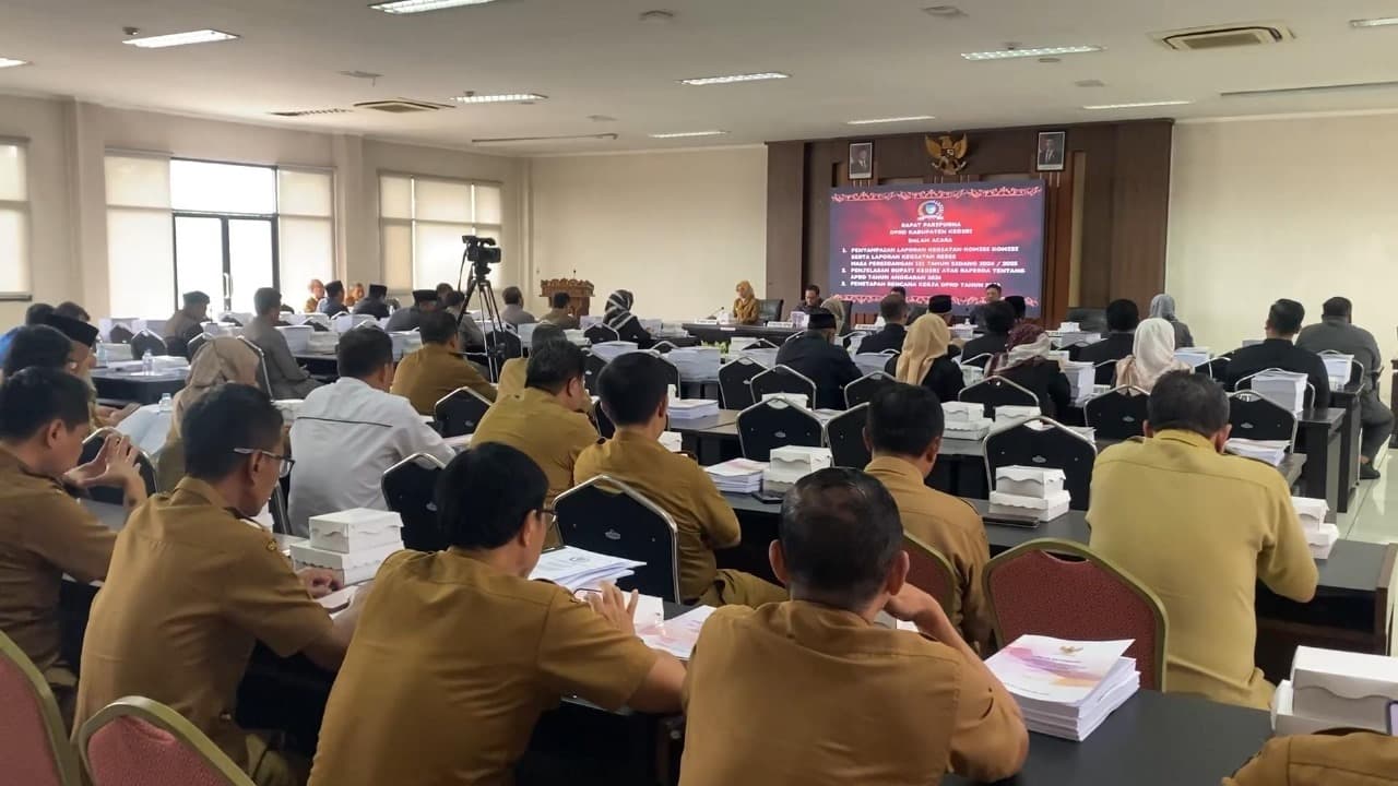 Gedung Tidak Bisa Digunakan, DPRD Kabupaten Kediri Gelar Rapat Paripurna di Kantor BKAD