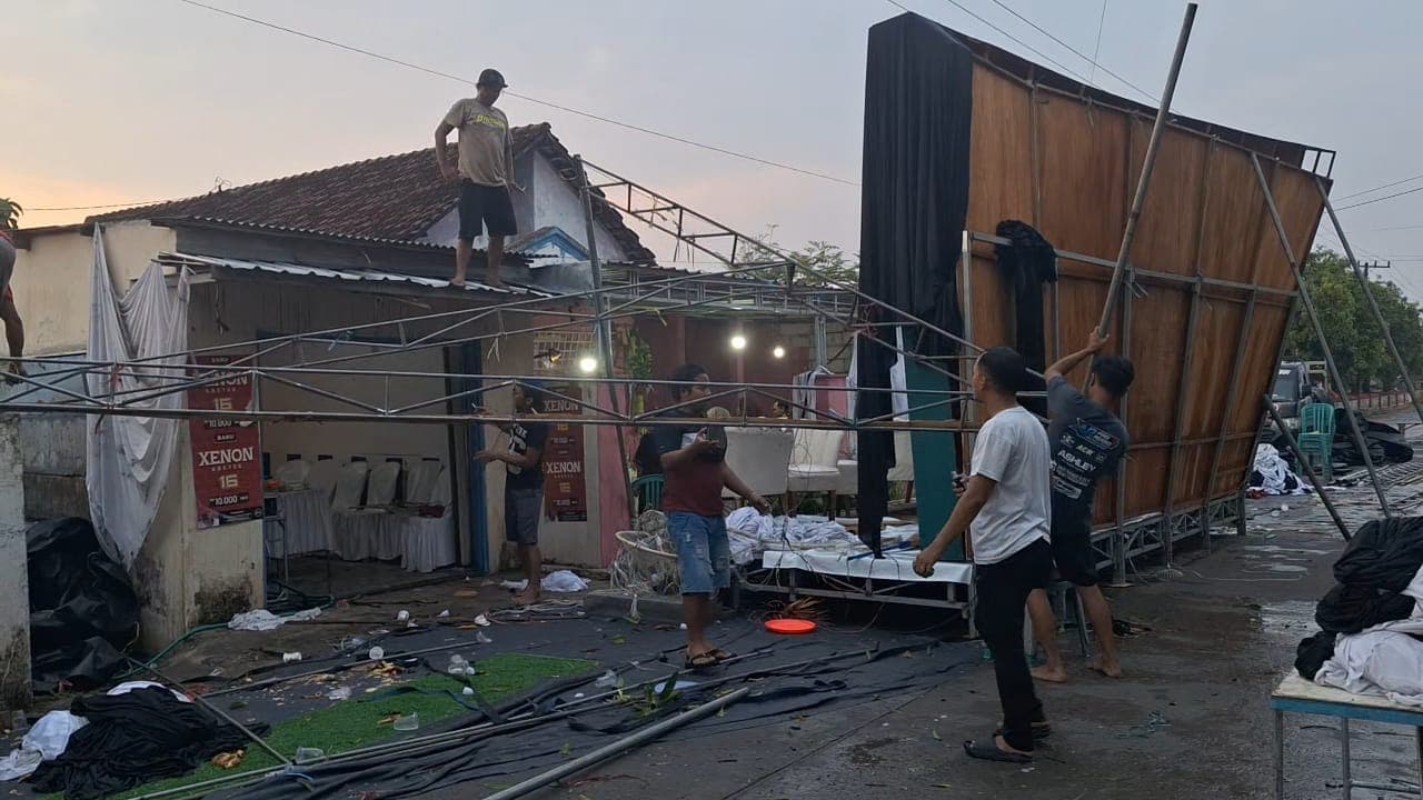 Hujan Disertai Angin Kencang Robohkan Tenda Pernikahan di Mojokerto