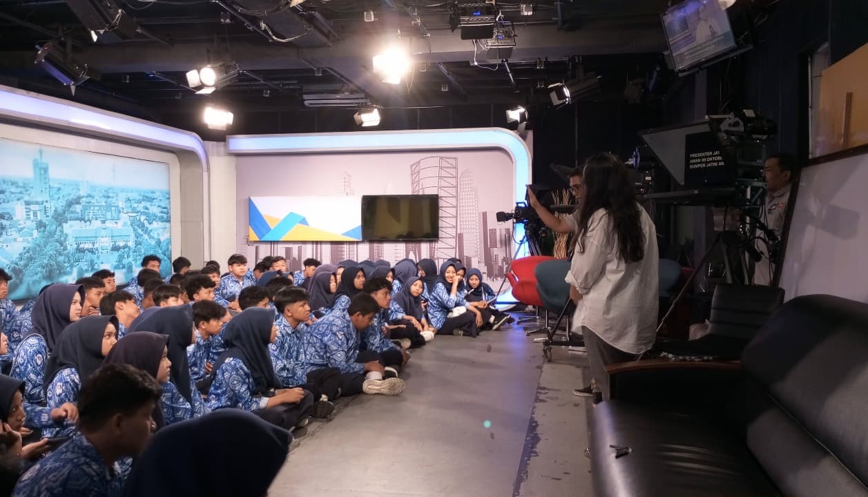 Belajar Jurnalistik, Siswa SMP Muhammadiyah 8 Kota Batu Berkunjung ke JTV Surabaya